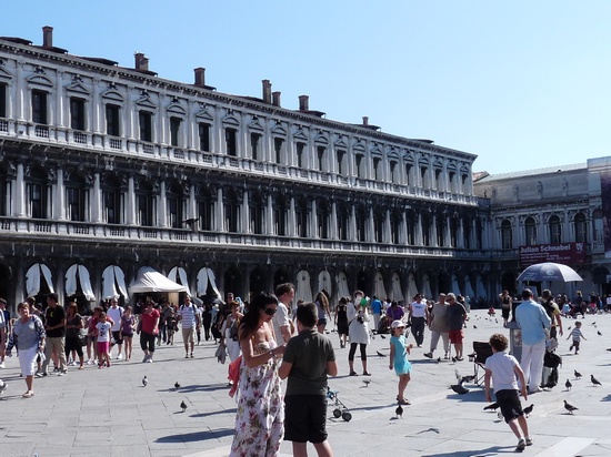 A Glimpse of Venice