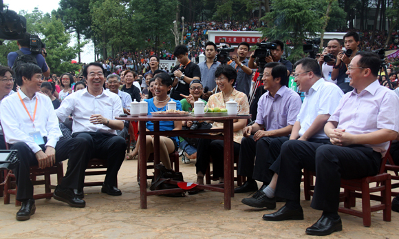 金鹰“剧星”开慧故里送欢乐