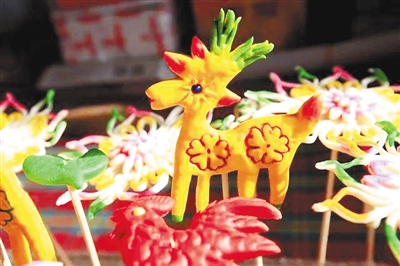 新春走基层)“手工马”成年轻人新年礼指尖创意藏心意(图1)