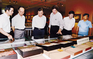 刘云山参观冯骥才“四驾马车”展览