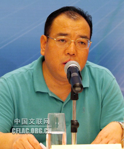  7月7日，2009年北京世界魔术大会新闻发布会在京举行。图为中国文联理论研究室主任、北京世界魔术大会新闻中心主任董耀鹏讲话。中国文联网 云菲摄影报道