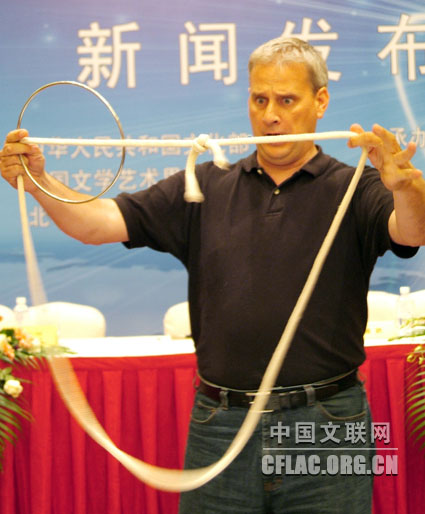 7月7日，2009年北京世界魔术大会新闻发布会在京举行。图为美国著名魔术师大卫·威廉姆森在发布会现场表演魔术。中国文联网 云菲摄影报道