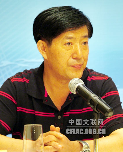 7月7日,2009年北京世界魔术大会新闻发布会在京举行。图为中国杂协分党组副书记、秘书长邵学敏主持发布会。中国文联网 云菲摄影报道