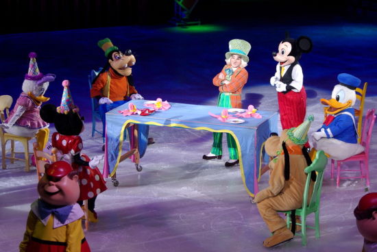 米奇和朋友围坐一桌