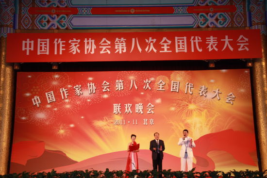 主持人孙竞、何申、石彦伟(左至右) 主持人孙竞、何申、石彦伟(左至右)