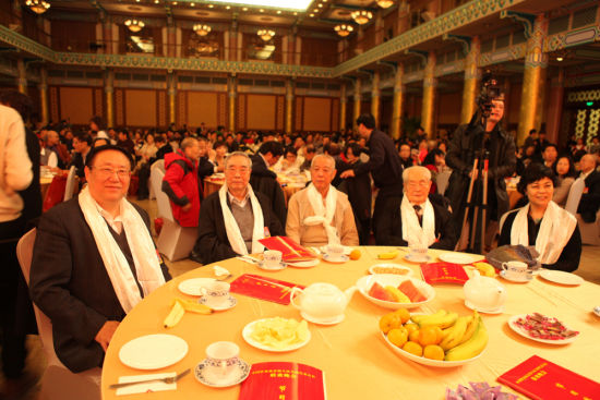 铁凝和代表会一起观看表演 铁凝和代表会一起观看表演