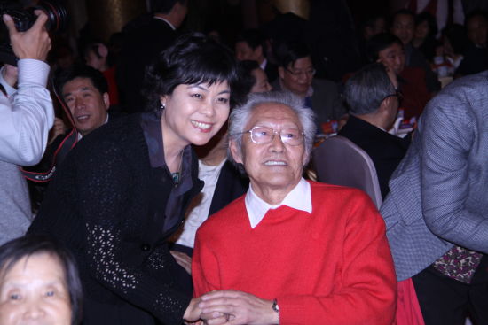 铁凝向崔道怡祝贺生日 铁凝向崔道怡祝贺生日