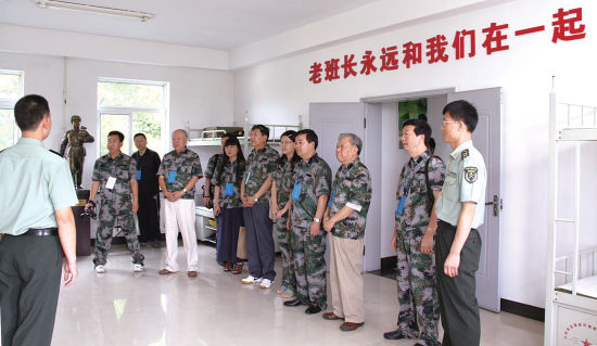 　采访团在雷锋团的雷锋班参观采访