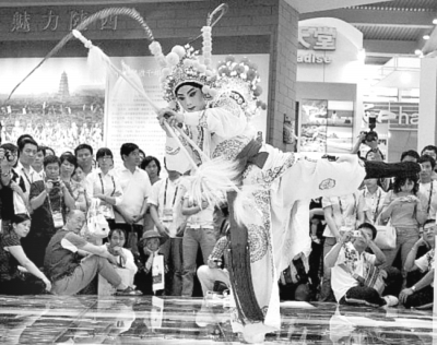 第七届深圳文博会掀开文博会历史的新篇章,总成交金额达到1245.49亿元。图为文博会现场,演员与观众互动。 第七届深圳文博会掀开文博会历史的新篇章,总成交金额达到1245.49亿元。图为文博会现场,演员与观众互动。