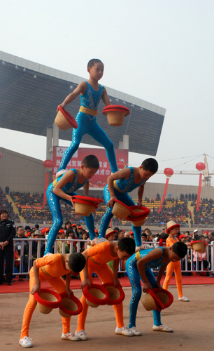 孩子们在表演帽子杂技.(马祥平 摄)