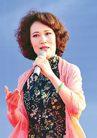 杨洪基,吕继宏,于兰在演唱