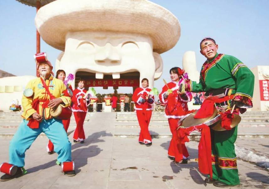 一支民间花鼓队在万荣县笑话博览园门前为游客表演花鼓