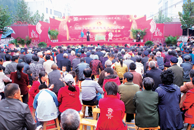 本届小戏节在展演评比方面一改往届在城市中心剧场演出的传统模式